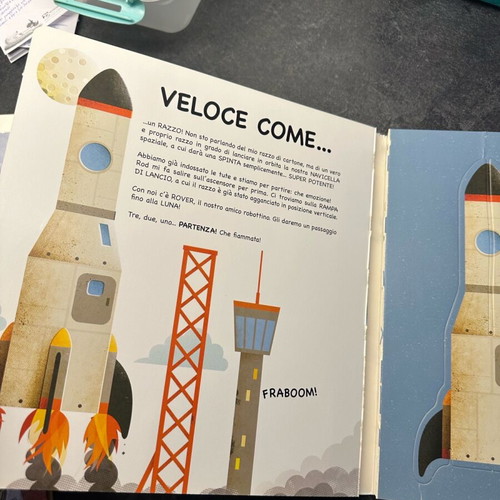 Children's book about space used, with 3D pieces in Italian