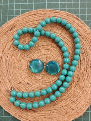 Vintage jewelry set like new, turquoise necklace and clip earrings