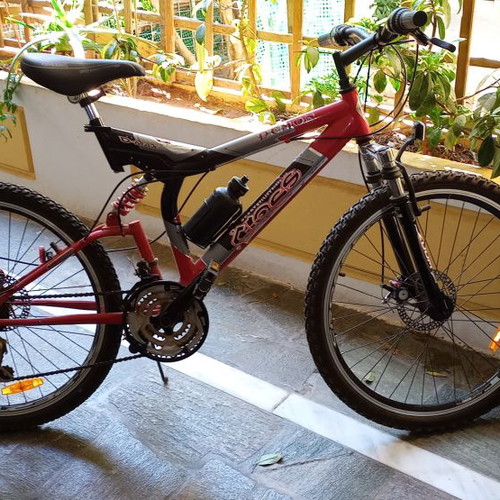 Cross mountain bike like new, 26 inch, disc brakes, front and rear suspension, red
