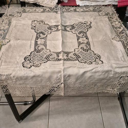 Embroidery tablecloth like new