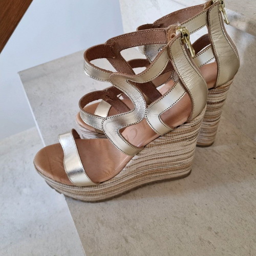 Dolce leather women's high platform shoes like new, beige