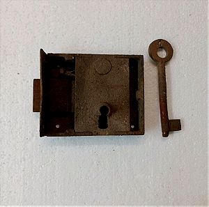 Πολύ παλιά κλειδαριά με το κλειδί της λειτουργική.