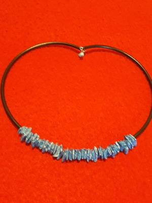 Short necklace like new with turquoise and rubber