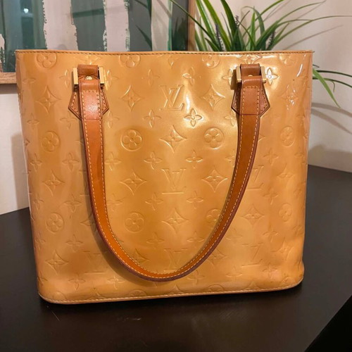 Louis Vuitton patent leather handbag like new, yellow gold