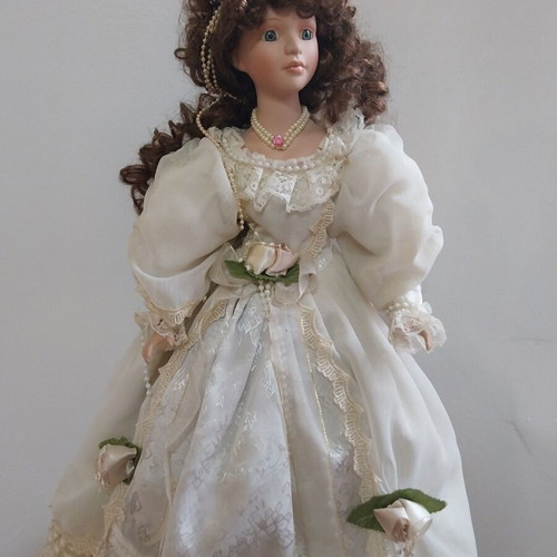 Vintage collectible porcelain doll princess like new