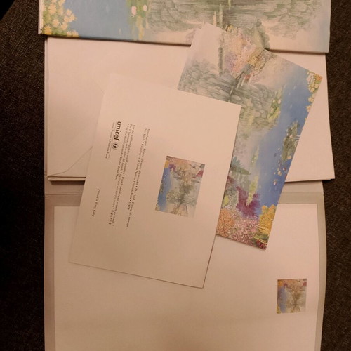 Unicef stationery sheets like new, folder with 9 sheets, 3 cards, 20 envelopes