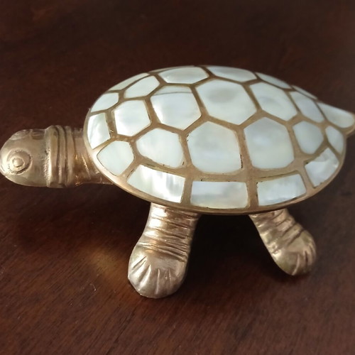 Bronze decorative set with embedded shells