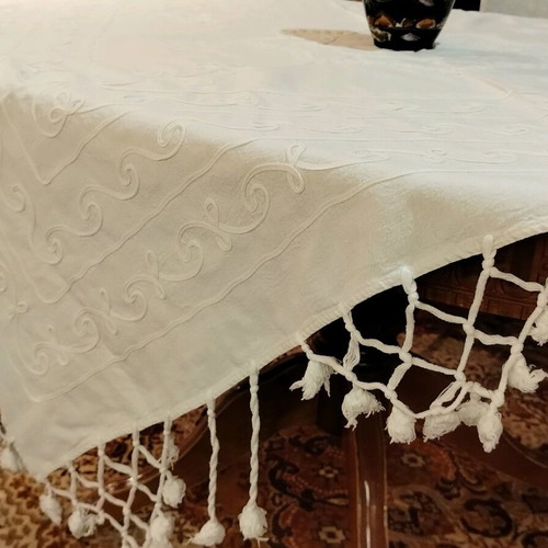 Τραπεζομάντηλο εκρού σαν καινούργιο με κρόσσια και ωραία σχέδια