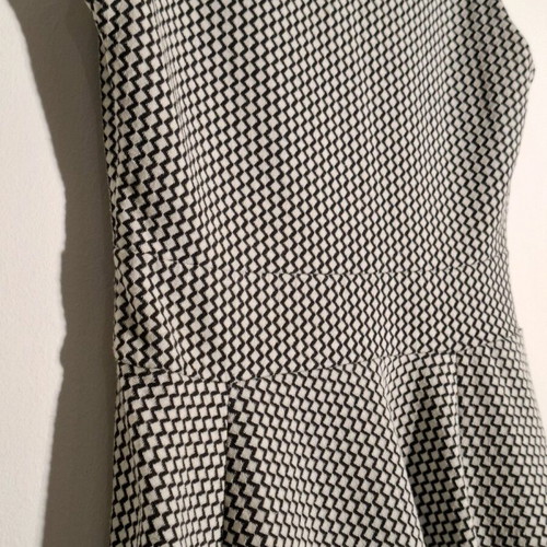 Black and white dress like new, sleeveless with zigzag patterns