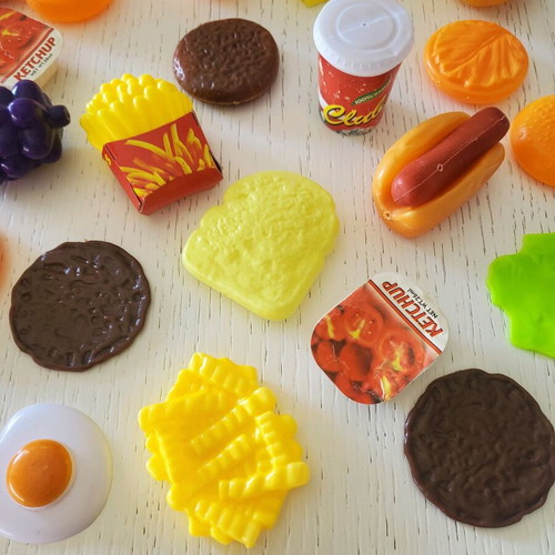 Toy frying pan with 30 fast food pieces like new
