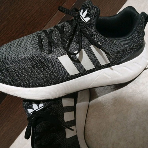 Adidas Swift Run 22 athletic shoes size 43 like new, gray