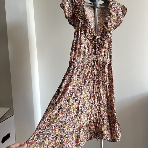 Old Navy floral dress like new with waist and neckline tie, colorful