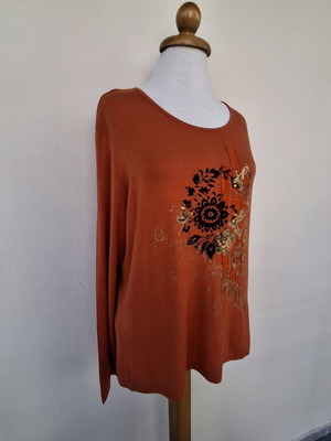 Zoe blouse L like new, multicolored with embossed design