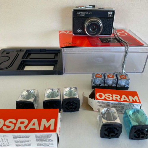 Agfamatic 100 Sensor camera like new with 6 new Osram Magicubes flashes