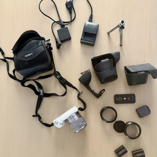 Sony Alpha NEX-5R mirrorless digital camera kit like new with 18-55mm lens