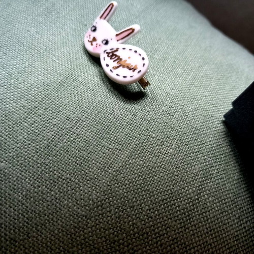 Natacha Plano brooch "bonjour", handmade, white and gold