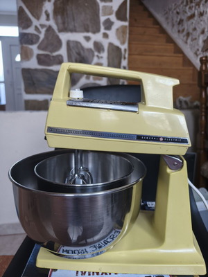 Vintage stand mixer with stainless steel bowls