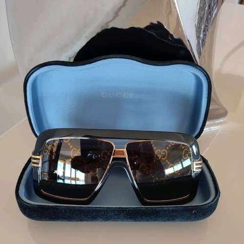 Gucci GG0900S Flat Top Mask Sunglasses with Logo, like new