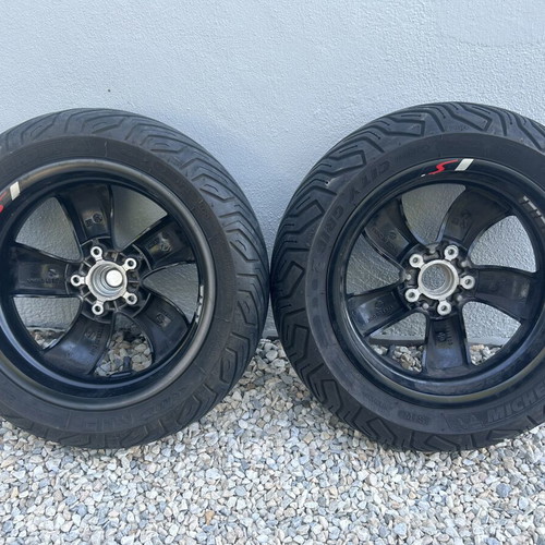 Vespa GTS genuine tire and rim set