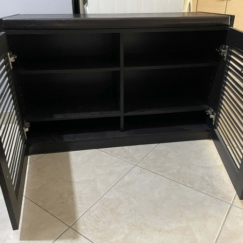 Shoe rack used with 6 compartments and cushion top