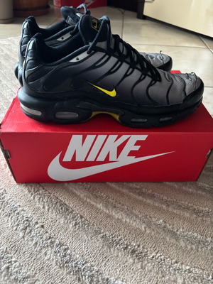 Nike Air Max Plus used, size 44, yellow and black