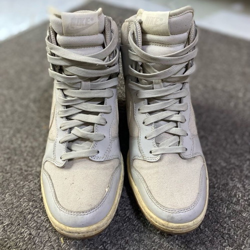 Nike αθλητικά παπούτσια με τακούνι σαν καινούργια, μέγεθος 39, άσπρο και γκρι
