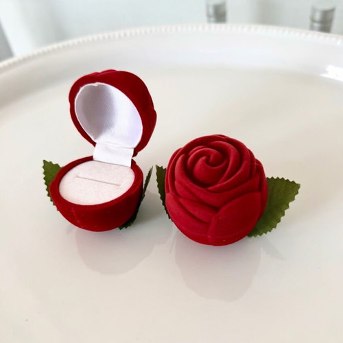 Velvet ring box in red rose shape new