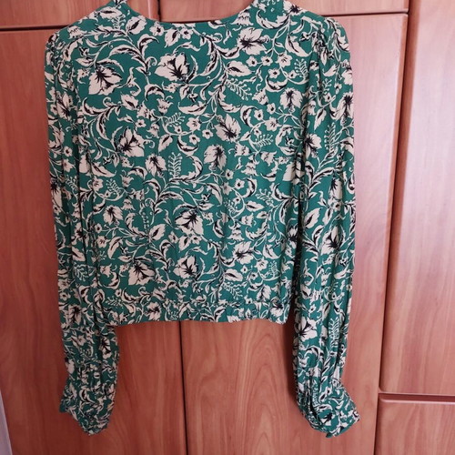 Zara top with elastic and V-neck extra small like new