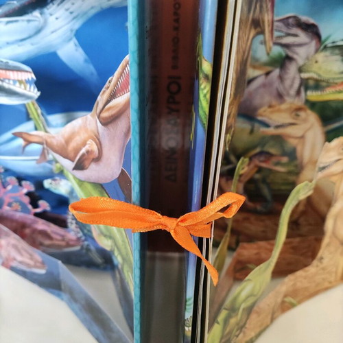 Dinosaur Carousel Book like new with 5 three-dimensional scenes