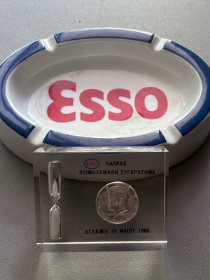 Esso Pappas commemorative ashtray and US dollar plexiglass souvenir 1965