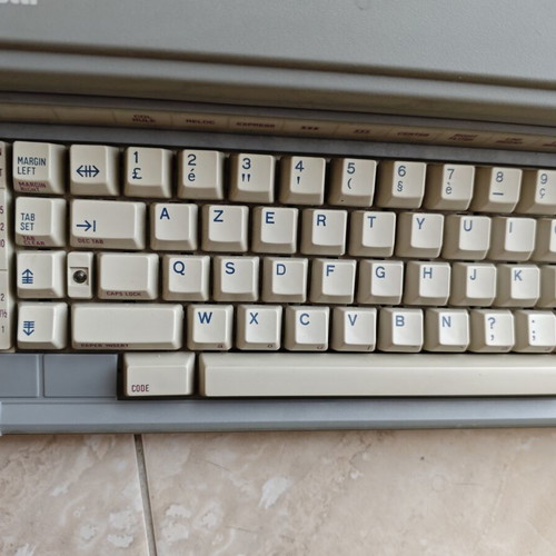 Electronic typewriter used with AZERTY keyboard