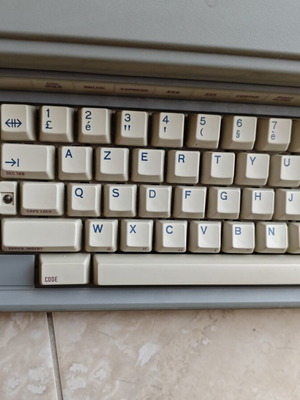 Electronic typewriter used with AZERTY keyboard