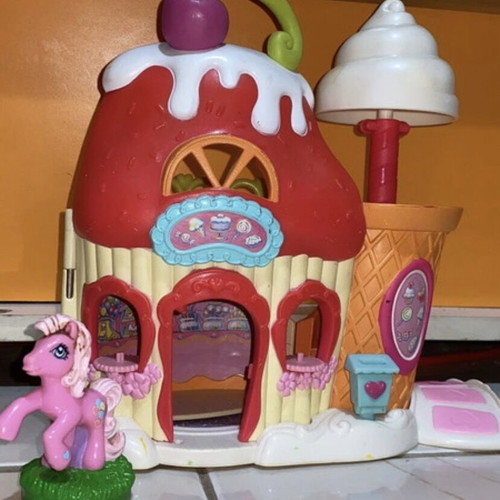 My Little Pony Ponyville Ice Cream Shop used