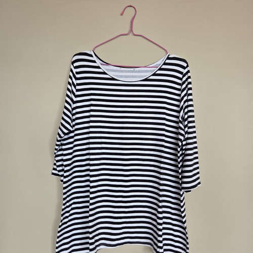 Long-sleeve blouse like new, black and white, one size
