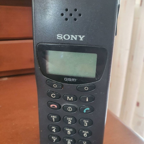 Sony collectible cell phone used with extra battery