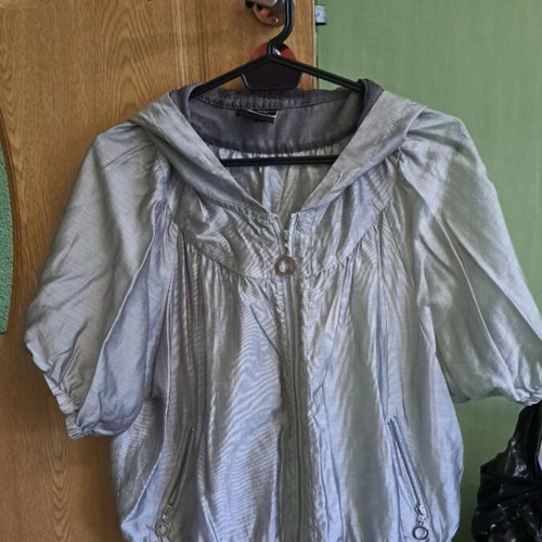 Jacket with short sleeves gray with hood and two zip pockets like new