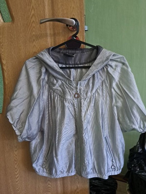 Jacket with short sleeves gray with hood and two zip pockets like new