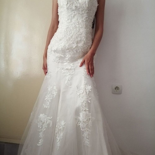 Boutique lace women's wedding dress with transparent back, size L