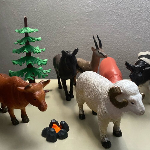 Collectible Animal Farm set like new, 17 figures and 2 accessories