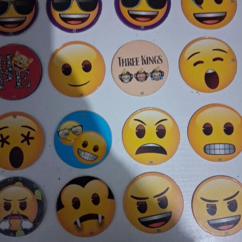 Chipicao Emoji Caps 2018 like new, set of 32