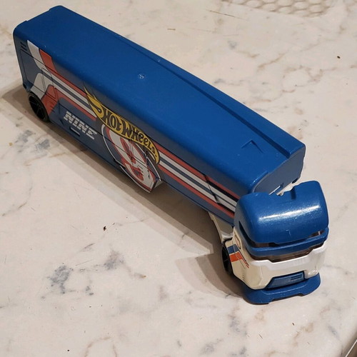 Hot Wheels Speedway Hauler 2016 used with minor chip on rear door