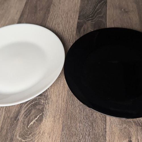 Set of black and white plates 18 cm like new, minimal design