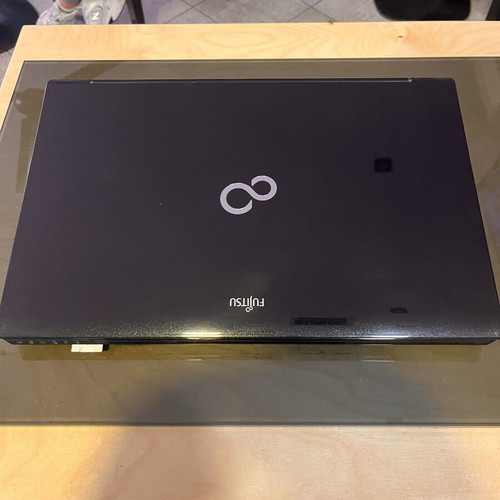 Laptop Fujitsu 15.3 inch like new, Intel Core i3, 8GB RAM, 256GB SSD