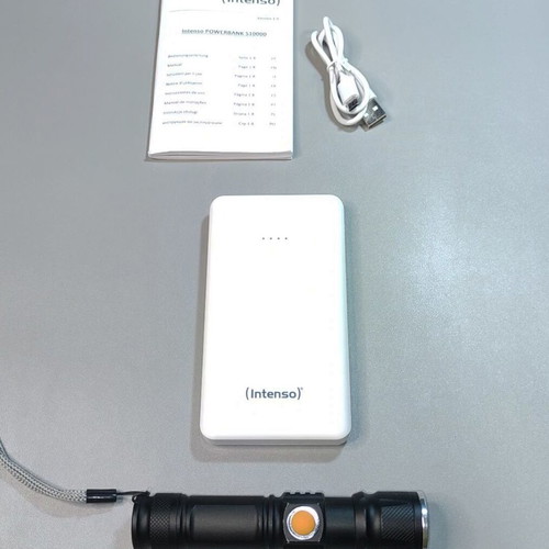 Intenso S10000 Slim powerbank used with metal flashlight full set