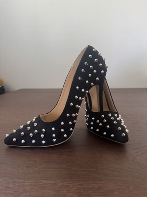 Studded black pumps new, size 37.5