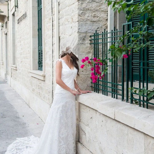 Berta Style Wedding Dress like new, size M, white lace