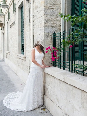Berta Style Wedding Dress like new, size M, white lace
