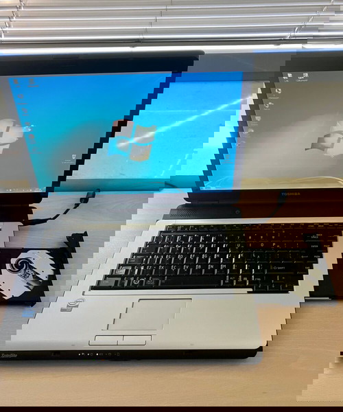Laptop Toshiba (Ελληνικό πληκτρολόγιο + DVD RW) ..... ως 8 τεμάχια