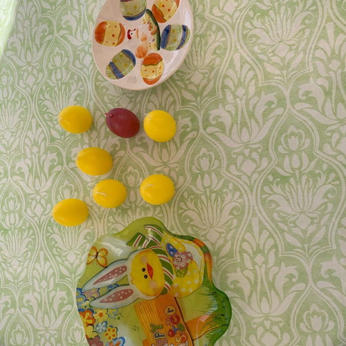 Easter plates and candles like new, set of 2 plates and 7 candles