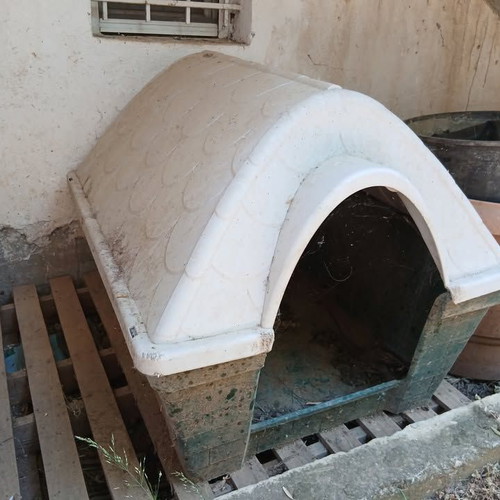 Dog house used, large plastic 95x75x65 cm